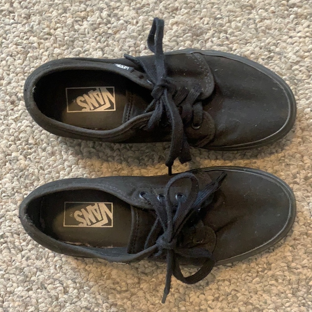 Women 7 OR men 5.5 All Black Vans